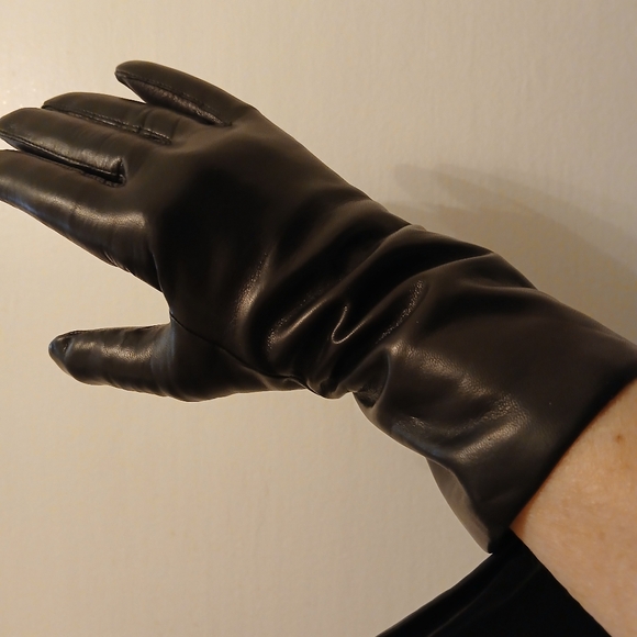 🔥 Lord & Taylor black leather gloves 🔥 - Picture 9 of 10